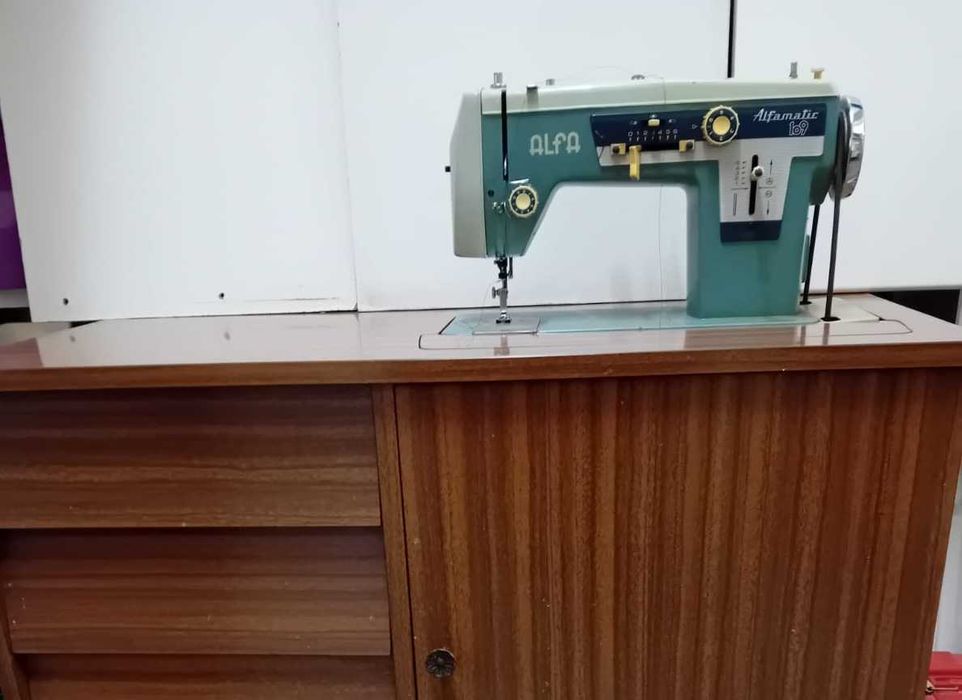 Máquina de costura Alfamatic 109