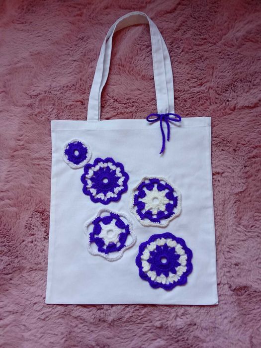 Tote bag em tecido com flores em crochê