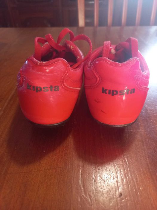 Chuteiras Futebol Kipsta 31 + Caneleiras Kipsta