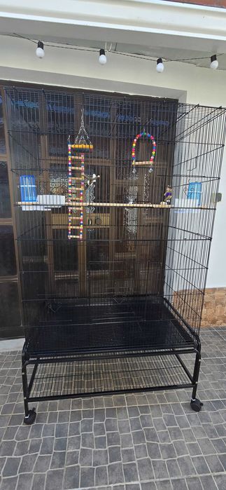 Gaiola grande com brinquedos