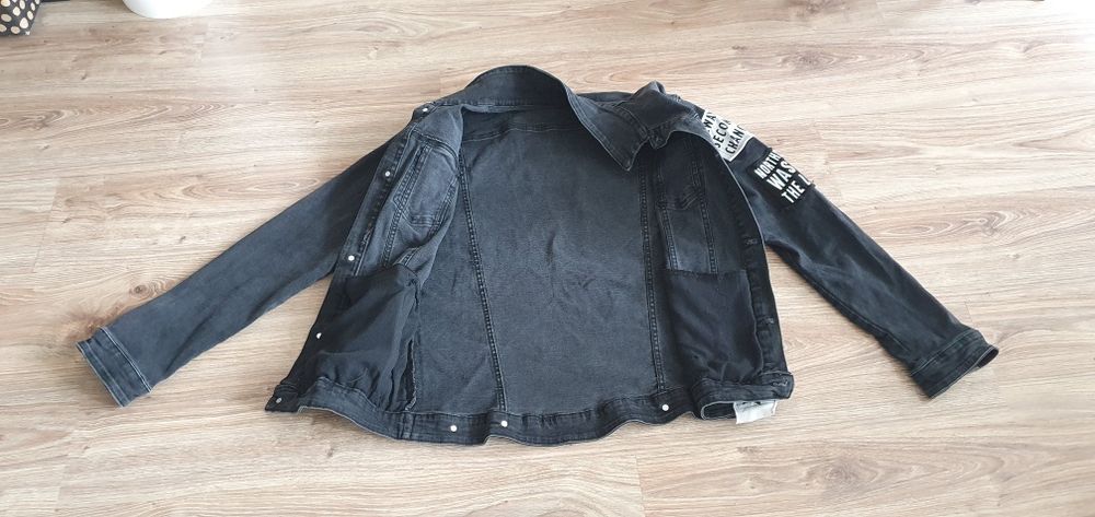 Kurtka dżinsowa katana czarna z naszywkami