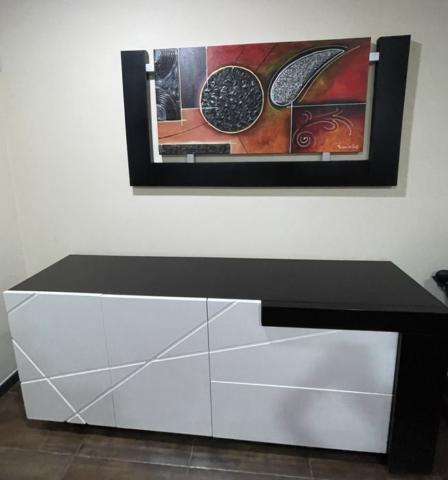 Móvel juntamente com uma moldura tela