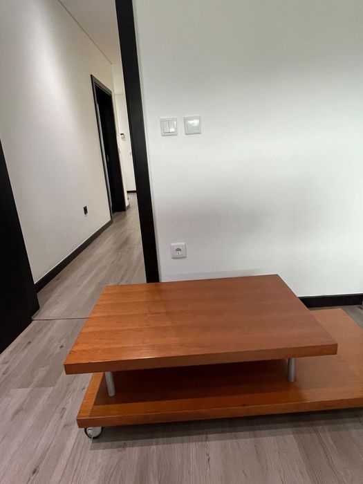 mesa baixa de madeira