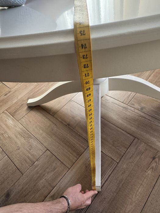 Круглий білий стіл IKEA.