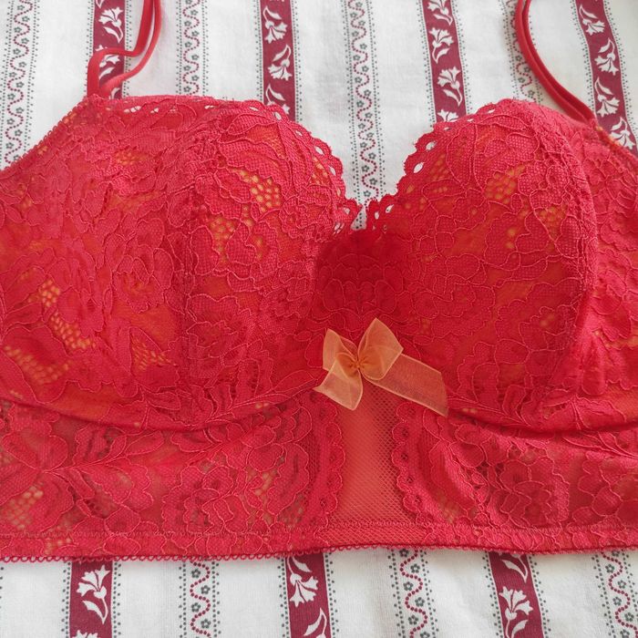 Czerwony stanik, modelujący, podłużne fiszbiny