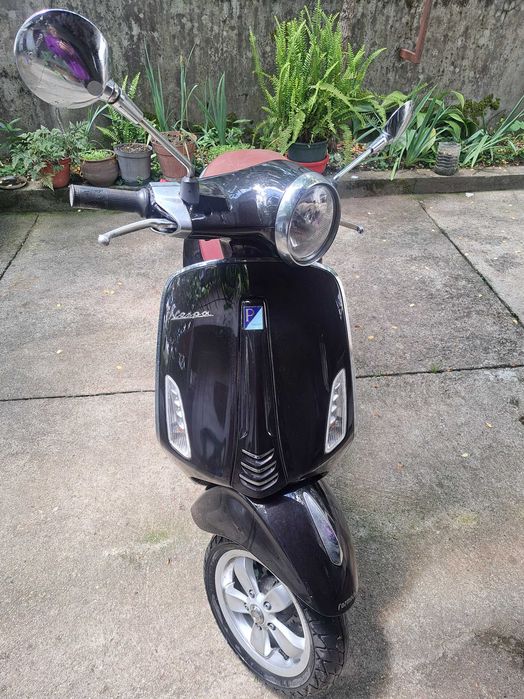Mota Vespa Primavera 125cc, de 8/2017 com 15 800Km.  Bastante económica e muito fiável, tem pneus novos, manutenção recente e 2 chaves.