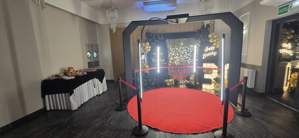 OBRACAJ CHWILĘ – Fotobudka 360 Overhead!