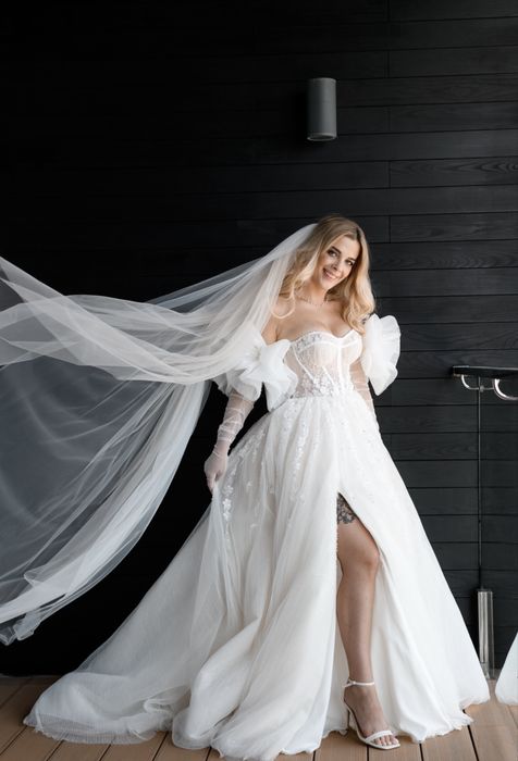 Весільна сукня. Рукавички та фата йду у комплекті.