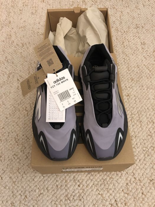 ButyYeezy 700 MNVN