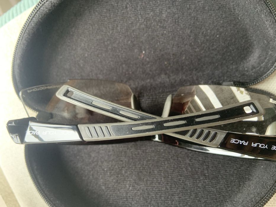 Óculos e bolsa de ciclismo