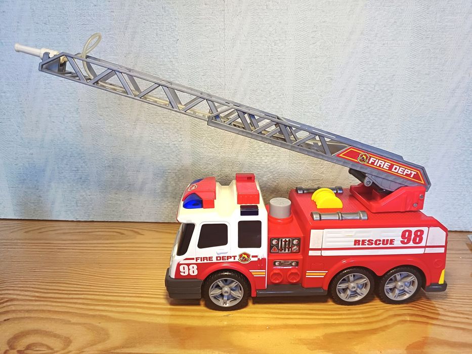 Пожежна машина Dickie Toys стріляє водою