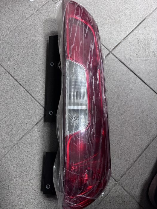 Farolim  tras direito fiat doblo