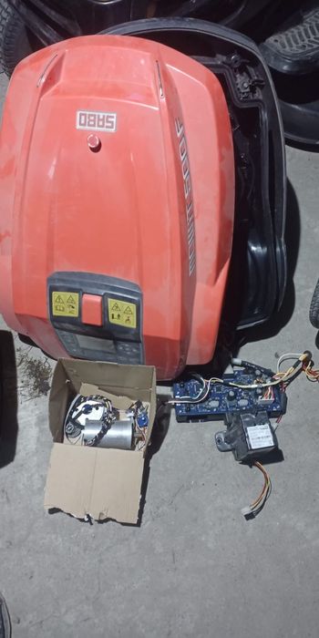 Kosiarka Sabo mowit 500F robot automatyczna tango e5 
To samo co john deere tango e5
Kosiarka jest zablokowana 
Pracował normalnie ale po zimie się wy
