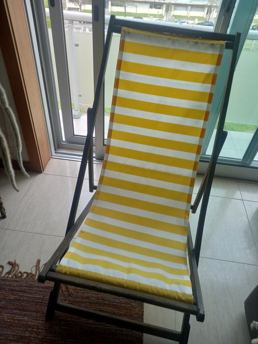 Espreguiçadeira antiga em madeira