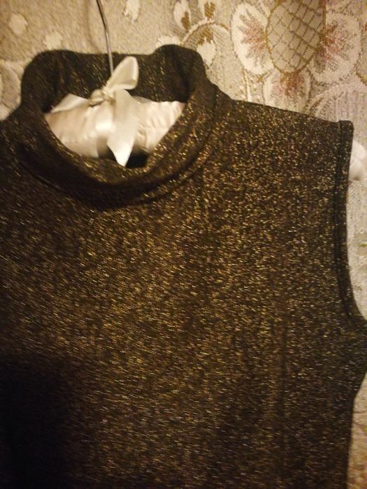 Elegancki golfik bez rękawów złocony