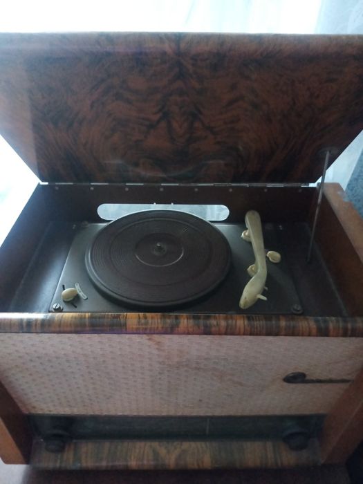 Радіола старовинна ВЕФ Аккорд.