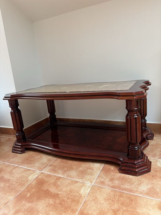 Mesa de centro em madeira maciça com tampo de mármore