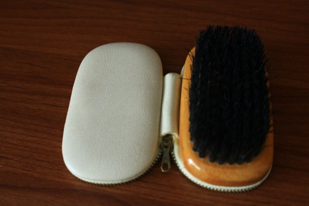 Манікюрний набір у корпусі щітки - дорожний комплект