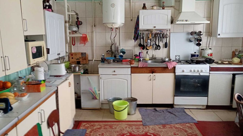 Великий цегляний будинок 1994 року в смт Гребінки