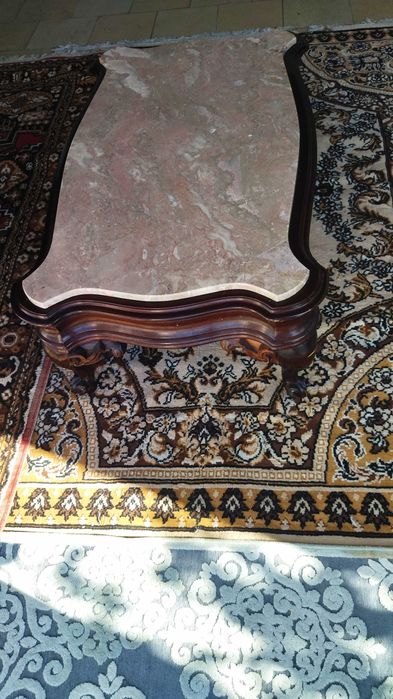 Mesa de centro em madeira com pedra mármore