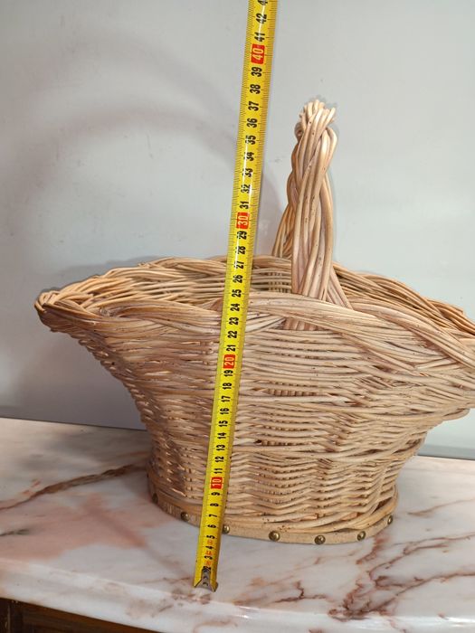 Cesto em vime feito artesanalmente, perfeito estado de conservação.
Me