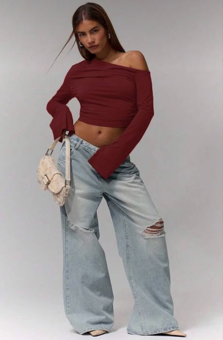 Кроп-топ з відкритим плечем та розкльошеними рукавами