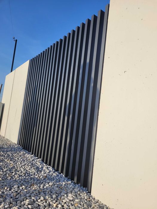 Nowoczesna Palisada Pionowa - przęsło pionowe / słupkowe -  ALUMINIUM