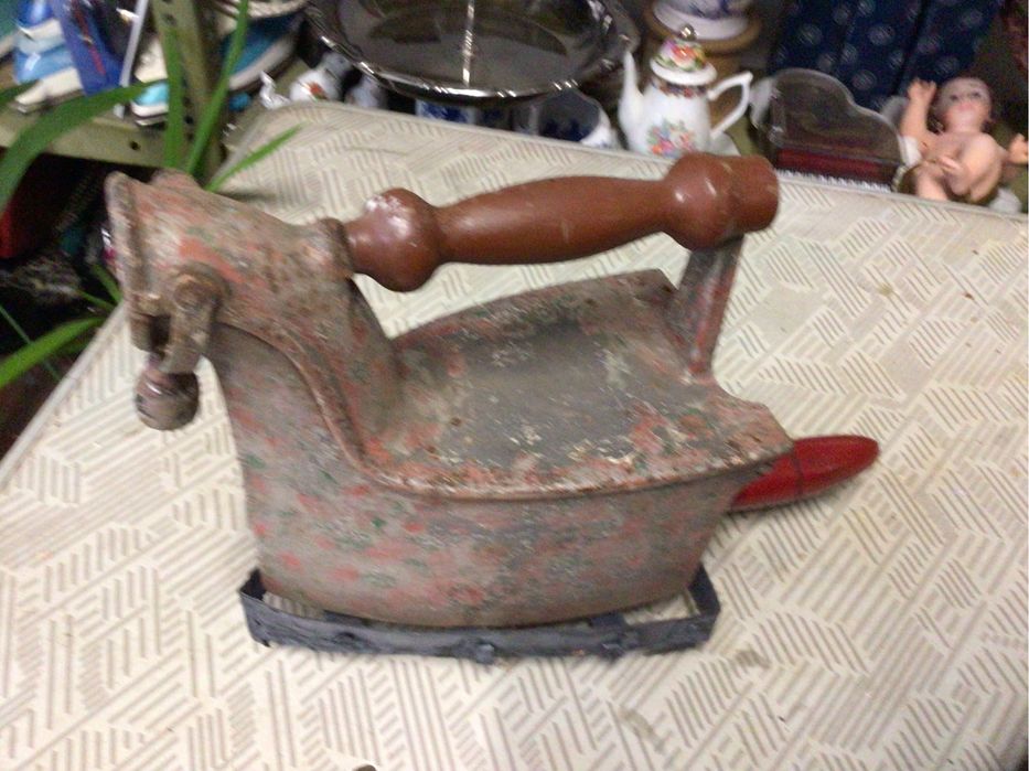 4 ferros de brunir 2 a carvão e 2 eletricos , muito antigos a funciona