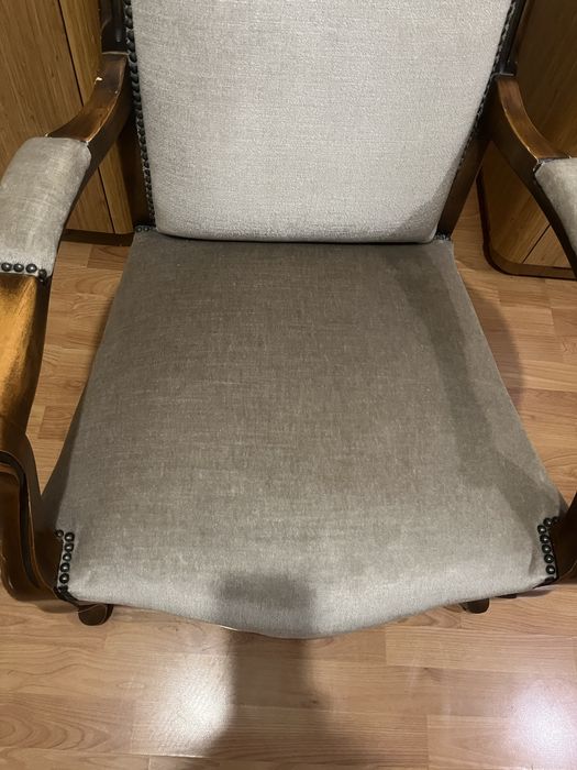 Stary fotel z oryginalnym welurem