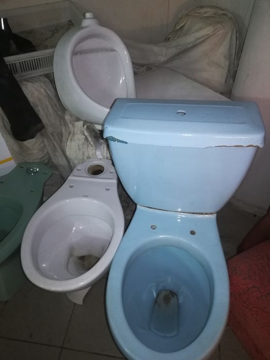 Унитазы.  Для.    Строителей.     И.    Писуар  и   с.   Бачком.