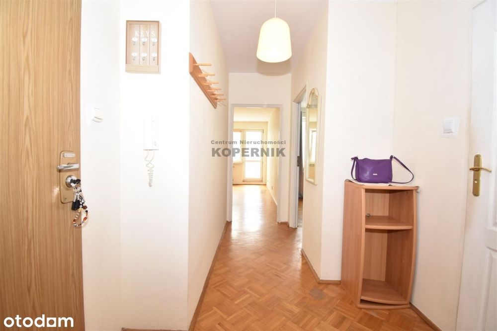 Dwa pokoje, cegła, duży balkon.