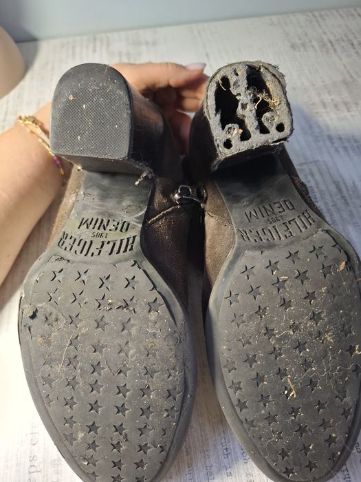 Brązowe zamszowe botki Hilfiger Denim na słupku