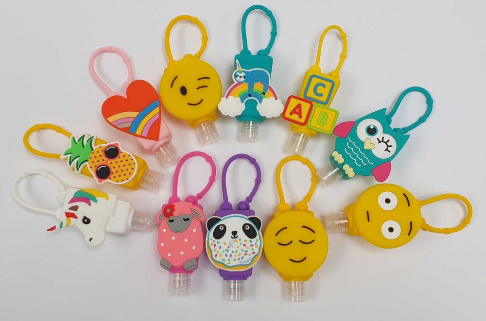 Kolorowe etui z plastikową butelką na żel antybakteryjny