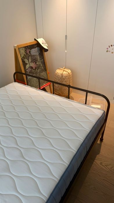 Cama de ferro e colchão da IKEA