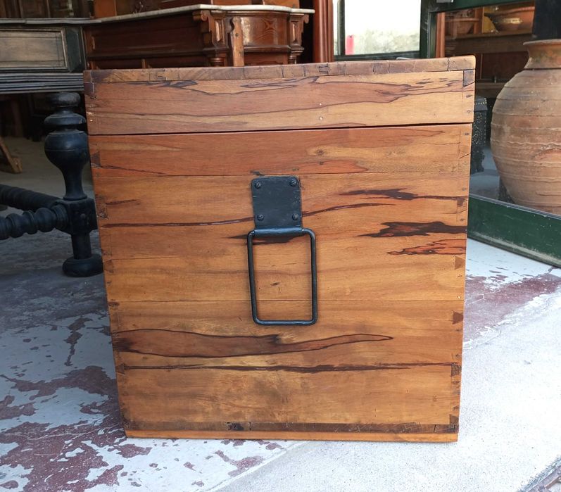 Antiga arca/baú em madeira exótica