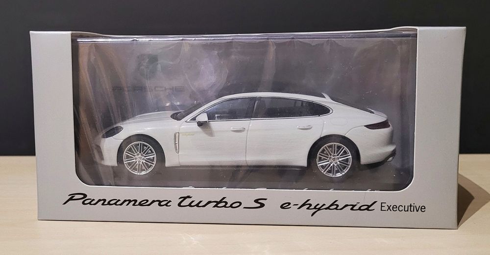 Porsche Panamera Turbo S e-hybrid, w skali 1/43, Herpa