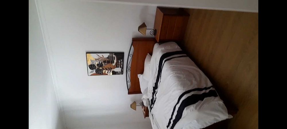 Bed - Good quality heavy wooden bed