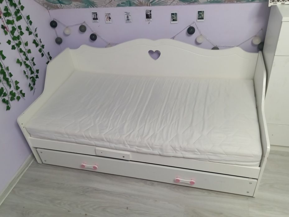 Łóżko z materacem