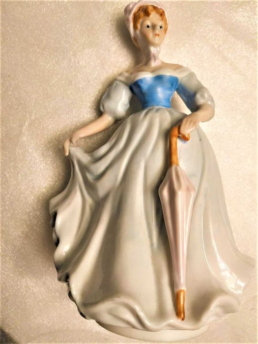 Дама на прогулке. Музыкальная статуэтка. Германия
