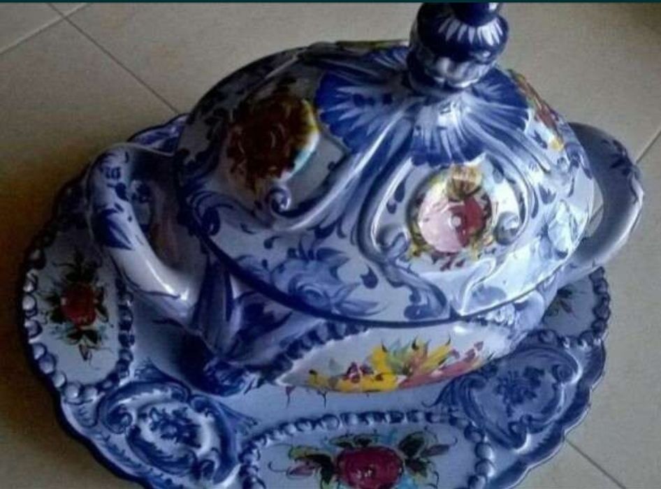 Blue terrine with floral pattern, center table piece with serving tray, Vestal Ceramics