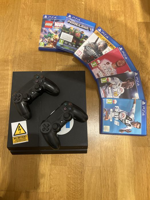PlayStation 4 + 2 pady + 6 gier — zestaw