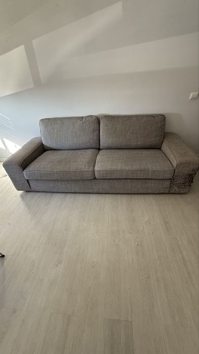 Mesa de vidro e sofá