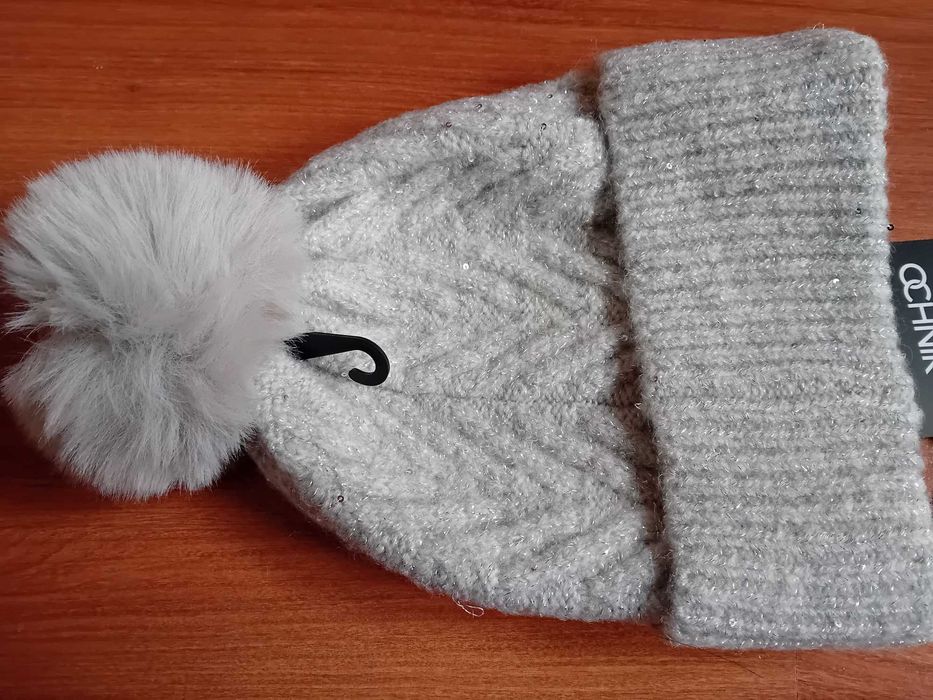 Nowa czapka Ochnik Szara Srebrna nitka Pompon z metką