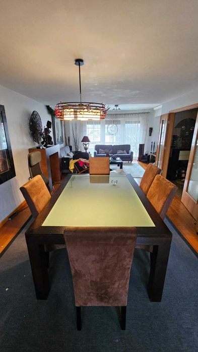 Mesa de sala em madeira maciça com tampo de vidro