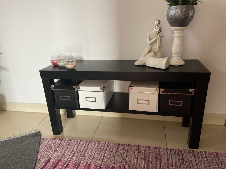 4 cadeiras pretas, mesa de apoio, mesa de jantar, tapetes e cortinados