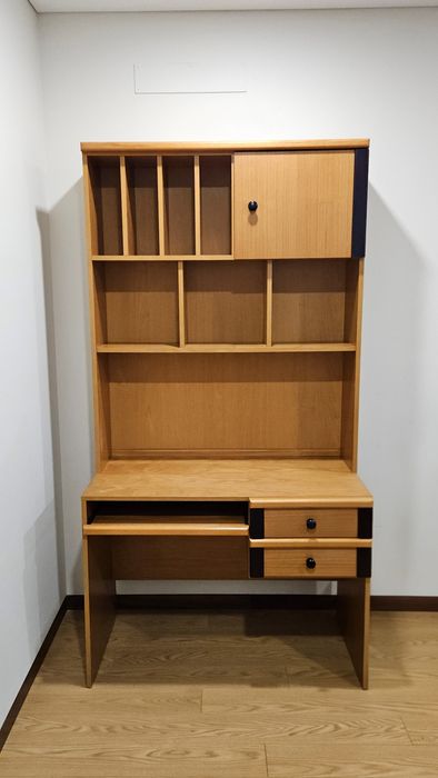 Secretária com Estante e Gavetas - Estilo Compacto