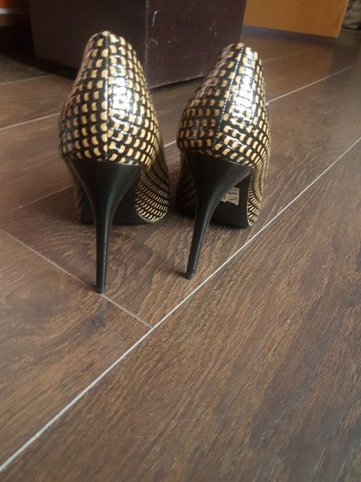 Eleganckie Czółenka Szpilki lakierowane Sabatina rozmiar 38