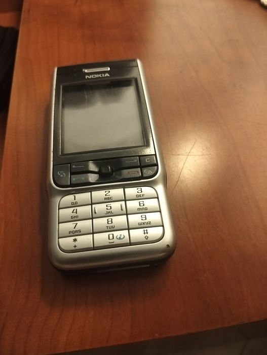 4 telemóveis um Nokia um LG e um Samsung