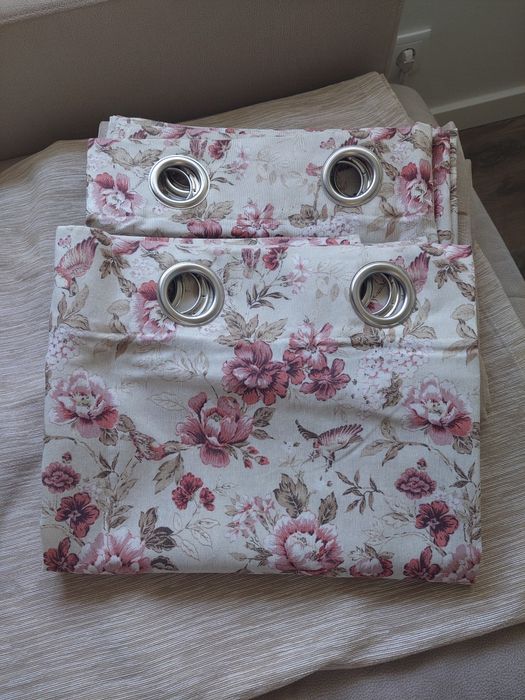 4 cortinas e 2 almofadas