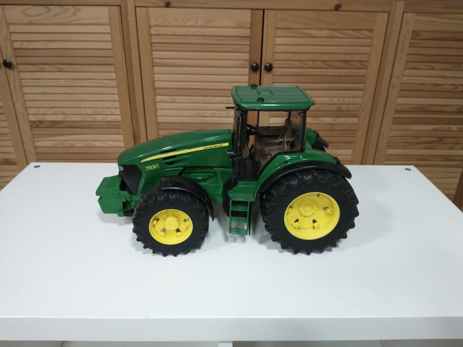 John Deere 7930 traktor / ciągnik Bruder